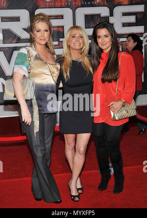 Kathy Hilton, Kim Richards e Kyle Richards - Gara di Witch Mountain Premiere al El Capitan Theatre di Los Angeles.HiltonKathy RichardsKim RichardsKyle 35 evento nella vita di Hollywood - California, tappeto rosso Evento, STATI UNITI D'AMERICA, industria cinematografica, celebrità, fotografia, Bestof, arte cultura e intrattenimento, celebrità moda, migliori della vita di Hollywood, evento nella vita di Hollywood - California, moquette rossa e dietro le quinte, musica celebrità, Topix, coppia, famiglia ( marito e moglie ) e i bambini- figli, fratelli e sorelle inchiesta tsuni@Gamma-USA.com, Credito Tsuni / USA, 2006-2009 Foto Stock