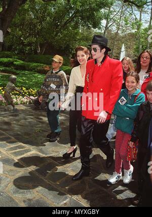 Lisa Marie Pressley e Michael Jackson Aprile 18, 1995 a Santa Barbara homeJacksonMichael PresleyLisaMary 39 evento nella vita di Hollywood - California, tappeto rosso Evento, STATI UNITI D'AMERICA, industria cinematografica, celebrità, fotografia, Bestof, arte cultura e intrattenimento, celebrità moda, migliori della vita di Hollywood, evento nella vita di Hollywood - California, moquette rossa e dietro le quinte, musica celebrità, Topix, coppia, famiglia ( marito e moglie ) e i bambini- figli, fratelli e sorelle inchiesta tsuni@Gamma-USA.com, Credito Tsuni / USA, 2006-2009 Foto Stock