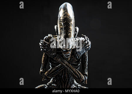 Alien figura dal "Alien alleanza" immagine, in attraversamento di posizione dei bracci. Questo è l'Alien xenomorph versione da 2017 Alien Alleanza filmato. Realizzato da NEC Foto Stock