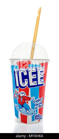 Winneconne, WI - 26 Maggio 2018: Un ICEE cup che è la bevanda più freddi in città isolato su un background. Foto Stock