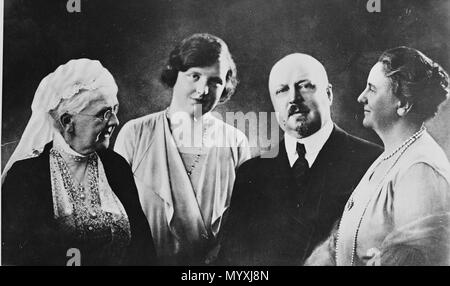 . Inglese: famiglia reale dei Paesi Bassi, l'inverno 1930. Da sinistra a destra: Regina madre Emma, Princess Juliana, Prince Hendrik, regina Wilhelmina . Inverno 1930. Franz Ziegler 30 EmmaJulianaHendrikWilh Foto Stock