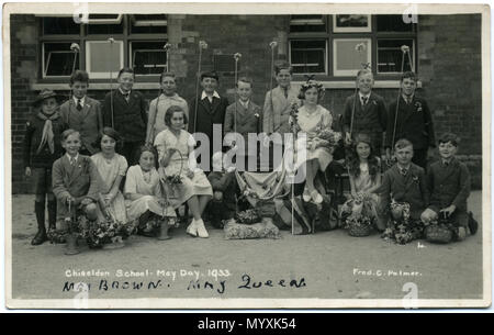 . 1933 cartolina di Chiseldon Scuola, vicino a Swindon, Wiltshire, Inghilterra, che mostra un gruppo di bambini della scuola di vestiti per giorno di maggio le celebrazioni. È uno di una serie di sette cartoline dal 1930, mostrando i bambini dalla stessa scuola il giorno di maggio. Vi è un May Queen; anche brownies, Cubs, gli scout e le guide di ragazza. Questa è la sola stampa con annotazioni nel set. Sulla parte anteriore si dice, 'May marrone. May Queen'. Sul retro si dice 'May come può la regina e contrassegnato con una X è Nellie's Boy". Vi è una croce segnata sopra la May Queen, e sopra il ragazzo sulla sua destra. Il fotografo è stato Fred C. Palmer di Towe Foto Stock