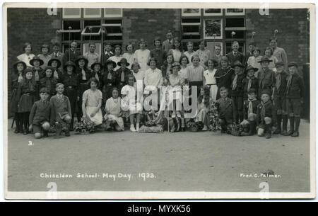 . 1933 cartolina di Chiseldon Scuola, vicino a Swindon, Wiltshire, Inghilterra, che mostra un gruppo di bambini della scuola di vestiti per giorno di maggio le celebrazioni. È uno di una serie di sette cartoline dal 1930, mostrando i bambini dalla stessa scuola il giorno di maggio. Vi è un May Queen; anche brownies, Cubs, gli scout e le guide di ragazza. Il fotografo è stato Fred C. Palmer di Torre Studio, Herne Bay, Kent ca.1905-1920, e di 6 Cromwell Street, Swindon ca.1920-1936. Egli si ritiene siano morti 1936-1939. Questa stampa ha oscurato con l'età, ma sarebbe inopportuno per regolare la luminosità perché dettagli, ad esempio su bianco Foto Stock