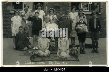 . 1934 cartolina di Chiseldon Scuola, vicino a Swindon, Wiltshire, Inghilterra, che mostra un gruppo di bambini della scuola di vestiti per giorno di maggio le celebrazioni. È uno di una serie di sette cartoline dal 1930, mostrando i bambini dalla stessa scuola il giorno di maggio. Vi è un May Queen; anche brownies, Cubs, gli scout e le guide di ragazza. Il fotografo è stato Fred C. Palmer di Torre Studio, Herne Bay, Kent ca.1905-1920, e di 6 Cromwell Street, Swindon ca.1920-1936. Egli si ritiene siano morti 1936-1939. Questa stampa ha oscurato con l'età, ma sarebbe inopportuno per regolare la luminosità perché dettagli, ad esempio su bianco Foto Stock