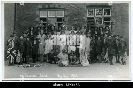 . 1934 cartolina di Chiseldon Scuola, vicino a Swindon, Wiltshire, Inghilterra, che mostra un gruppo di bambini della scuola di vestiti per giorno di maggio le celebrazioni. È uno di una serie di sette cartoline dal 1930, mostrando i bambini dalla stessa scuola il giorno di maggio. Vi è un May Queen; anche brownies, Cubs, gli scout e le guide di ragazza. Il fotografo è stato Fred C. Palmer di Torre Studio, Herne Bay, Kent ca.1905-1920, e di 6 Cromwell Street, Swindon ca.1920-1936. Egli si ritiene siano morti 1936-1939. Questa stampa ha oscurato con l'età, ma sarebbe inopportuno per regolare la luminosità perché dettagli, ad esempio su bianco Foto Stock