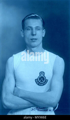 . Immagine modificati con tonalità di blu dal uploader per mostrare in parallelo possibile con Picasso periodo blu. Immagine originale descrizione foto ritratto di una giovane atleta a Swindon, Wiltshire, Inghilterra nel 1920s o 30s. Il logo rappresenta l Esercito di allenamento fisico Corps. Il sub-capitano rank eventualmente indica che egli è un calciatore. Da una cartolina depositato a Swindon Record Ufficio e scansionati e caricati da loro di Flickr. Il fotografo è stato Fred C. Palmer di Torre Studio, Herne Bay, Kent ca.1905-1920, e di 6 Cromwell Street, Swindon ca.1920-1936. Egli si ritiene siano morti 1936-1939. Puntare Foto Stock