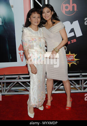 Liza Lapira e mom - 21 Premiere al Planet Hollywood di Las Vegas. per tutta la lunghezza il contatto visivo sorriso LapiraLiza mom 40 evento nella vita di Hollywood - California, tappeto rosso Evento, STATI UNITI D'AMERICA, industria cinematografica, celebrità, fotografia, Bestof, arte cultura e intrattenimento, celebrità moda, migliori della vita di Hollywood, evento nella vita di Hollywood - California, moquette rossa e dietro le quinte, musica celebrità, Topix, coppia, famiglia ( marito e moglie ) e i bambini- figli, fratelli e sorelle inchiesta tsuni@Gamma-USA.com, Credito Tsuni / USA, 2006-2009 Foto Stock