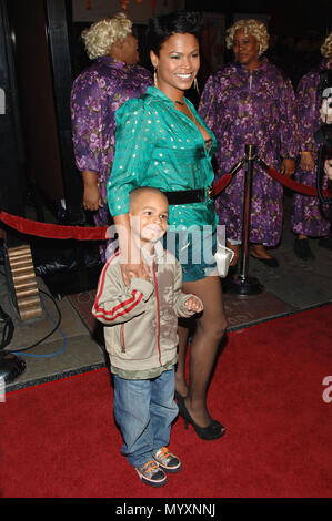 Nia lungo e figlio di arrivare al grande mamma'S HOUSE 2 Premiere al Chinese Theatre di Los Angeles. 25 gennaio 2006.LongNia figlio113 evento nella vita di Hollywood - California, tappeto rosso Evento, STATI UNITI D'AMERICA, industria cinematografica, celebrità, fotografia, Bestof, arte cultura e intrattenimento, celebrità moda, migliori della vita di Hollywood, evento nella vita di Hollywood - California, moquette rossa e dietro le quinte, musica celebrità, Topix, coppia, famiglia ( marito e moglie ) e i bambini- figli, fratelli e sorelle inchiesta tsuni@Gamma-USA.com, Credito Tsuni / USA, 2006-2009 Foto Stock
