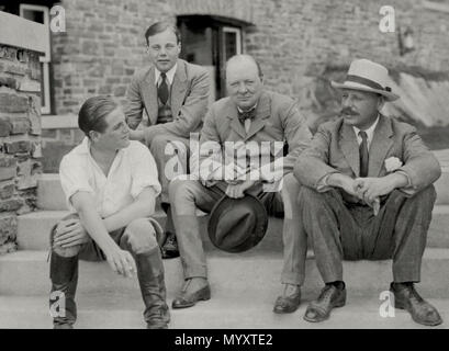 . Inglese: Winston Churchill e suo fratello Jack con Randolph e Johnny . Il 9 settembre 1927. 22 sconosciuto Churchills-in-Canada-768x564 Foto Stock