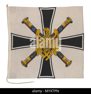 . Inglese: Flag comandi, ammiraglio della flotta, la Germania nazista (1943-1945) l'ammiraglio della flotta flag comandi dalla Germania nazista nel 1943-45 pattern. Sul paranco è scritto: 'Flg Grossadmiral 1,5 x 1, 5.' La bandiera è di lana bunting con un paranco di cotone, macchina cucito con il disegno stampato sul tessuto. Una corda è attaccato a issare la bandiera. Esso ha un campo bianco, portante un nero croce di ferro sulla quale è sovrapposto due attraversata dell'ammiraglio manganelli e un'aquila tenendo la svastica. Flag comandi, ammiraglio della flotta, la Germania nazista (1943-1945) . tra il 1943 e il 1945. Sconosciuto comando 23 fla Foto Stock