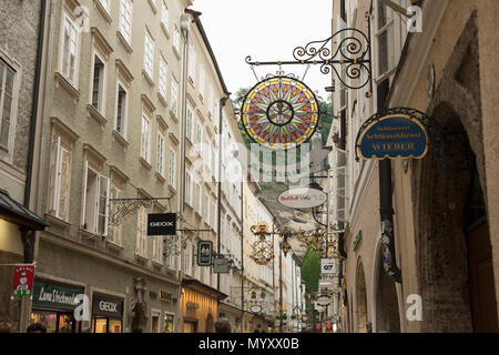 La famosa strada dello shopping Getreidegasse, con le sue belle insegne a Salisburgo, Austria. Foto Stock