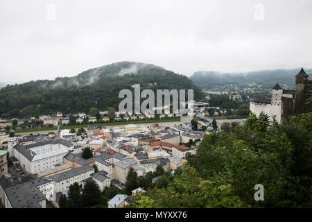 La vista sul fiume Salzach dalla fortezza di Hohensalzburg di Salisburgo, Austria. Foto Stock