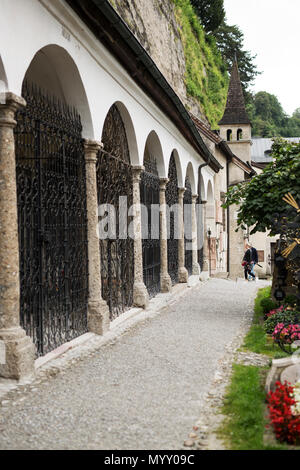 Petersfriedhof, o la Basilica di San Pietro il cimitero di Salisburgo, Austria. Questo cimitero ispirato quella raffigurata nel suono di musica film. Foto Stock