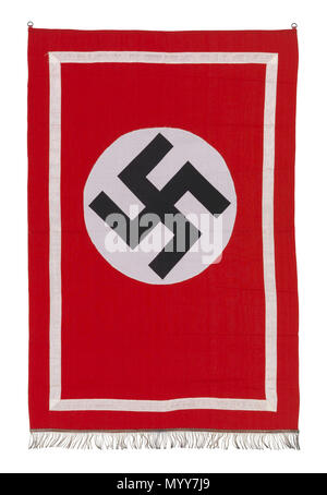 . Inglese: nazista tedesco banner (1935-1945) nazionale socialista banner, modello 1935-45. Il banner è un cotone con una fibra sintetica nastro attaccato. Esso ha un filo d'argento fringe lungo la parte inferiore e la macchina è cucita con un disegno stampato. Due anelli sono fissati per la sospensione. La bandiera è un campo rosso con un disco bianco al centro del cuscinetto nero una svastica. Un bianco di frontiera interna gira attorno al bordo del banner. Il banner è stata acquisita da Sir Harold Spencer Jones (1890-1960), durante i percorsi di Norimberga quando era presente come osservatore ufficiale. Germania nazista banner (1935-1945) . 1935-45. Unkno Foto Stock
