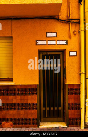 La vecchia porta con texture interessanti, elemento di architettura, interessante ingresso all'edificio, in stile vintage, ingresso Foto Stock