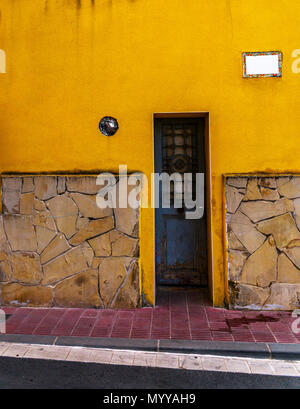 La vecchia porta con texture interessanti, elemento di architettura, interessante ingresso all'edificio, in stile vintage, ingresso Foto Stock