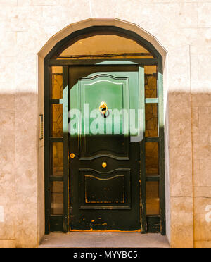 La vecchia porta con texture interessanti, elemento di architettura, interessante ingresso all'edificio, in stile vintage, ingresso Foto Stock