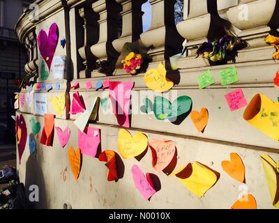 Londra, Regno Unito. 9 Gen, 2015. Omaggio alle vittime dell'attacco terroristico contro gli uffici del Charlie Hebdo al di fuori dell'Ambasciata francese a Londra -9/01/14 Credit: Immagini di PHC1/StockimoNews/Alamy Live News Foto Stock