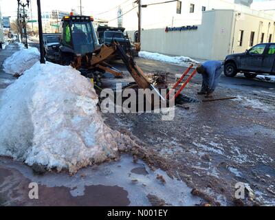 New Brunswick, New Jersey, USA. 18 Febbraio, 2015. Acqua principali break in New Brunswick, New Jersey, che ha chiuso la Middlesex County Courthouse Family Credit: JimNest / StockimoNews/Alamy Live News Foto Stock