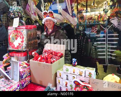 Sabato 21 febbraio 2015, Chinatown, Londra, Inghilterra. I negozianti a Londra in Chinatown a prepararsi per un fine settimana di celebrazioni per il nuovo anno cinese. Questo anno è l'anno della pecora. Foto Stock