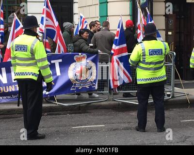 Londra, Regno Unito. Il 21 febbraio, 2015. 21 feb 2015. Gt Russell St, Londra. Pro British manifestanti hanno rifiutato l'ingresso a unire le forze contro il fascismo e il razzismo conferenza vicino a TUC la casa dei congressi. I temi includono: Stand fino a UKIP e di islamofobia. Credito: Andym/StockimoNews/Alamy Live News Foto Stock