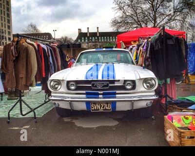 Londra, Regno Unito. Xv Mar, 2015. Una Ford Mustang tra rotaie di abbigliamento vintage a Classic Car Boot vendita presso il South Bank Centre di Londra, Inghilterra. Domenica 15 Marzo 2015. Credito: Jamie allietano / StockimoNews/Alamy Live News Foto Stock