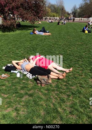 Londra, Regno Unito. Xv Apr, 2015. Le persone che si godono la unseasonably calda primavera in St James Park, Londra. Aprile 201 Credito: © Timothy Budd/StockimoNews/Alamy Live News Foto Stock