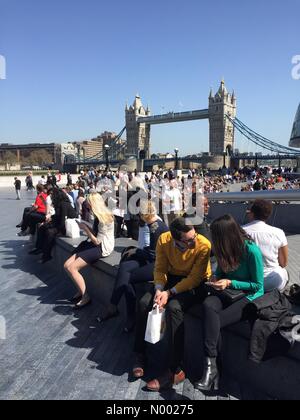 Londra, Regno Unito. Xv Apr, 2015. Gli impiegati si mescolano con i turisti e godetevi un pranzo al sole accanto al Tamigi vicino al Tower Bridge Credito: Matthew Richardson/StockimoNews/Alamy Live News Foto Stock