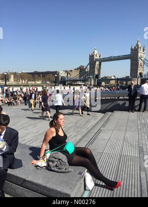 Londra, Regno Unito. Xv Apr, 2015. Gli impiegati si mescolano con i turisti e godetevi un pranzo al sole accanto al Tamigi vicino al Tower Bridge Credito: Matthew Richardson/StockimoNews/Alamy Live News Foto Stock