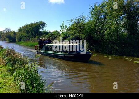 Hunston, Chichester, West Sussex, Regno Unito. Il 3 maggio, 2015. Meteo:il sole infine fuoriesce la domenica pomeriggio questo weekend e le persone godono di un po' di tempo libero sul canale di Chichester. Credito: Photovision Immagini / StockimoNews/Alamy Live News Foto Stock