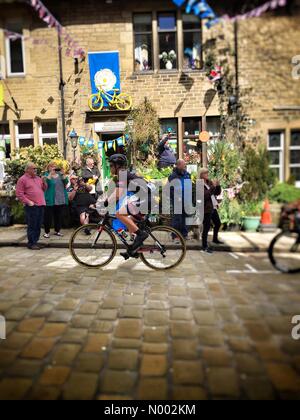 Haworth, Keighley, West Yorkshire, Regno Unito. 03 Maggio, 2015. Ciclista passa attraverso Howarth durante il tour dello Yorkshire Credito: DACameron/StockimoNews/Alamy Live News Foto Stock