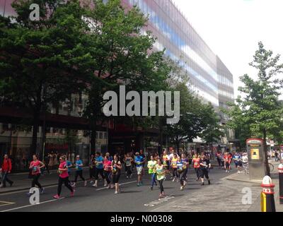 Londra, Regno Unito. 25 Maggio, 2015. Guide di scorrimento in Bupa 10.000 gara passare uno nuovo cambiamento nella città di Londra Credito: Tim Geach / StockimoNews/Alamy Live News Foto Stock