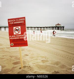 Manhattan Beach, California, Stati Uniti d'America. 28 Maggio, 2015. Una spiaggia chiusa segno e un Clean up crew pulisce una fuoriuscita di olio sulla spiaggia. Manhattan Beach, California, Stati Uniti d'America. Credito: Ryan Cardone / StockimoNews/Alamy Live News Foto Stock