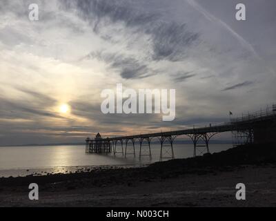 Clevedon, North Somerset, Regno Unito. Il 25 giugno, 2015. Regno Unito: meteo il sole tramonta da Clevedon Pier in Somerset. Credito: Lee Moran/StockimoNews/Alamy Live News Foto Stock