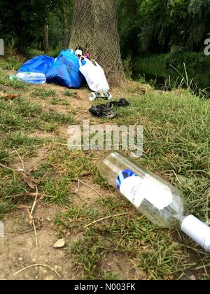 Oxford, Oxfordshire, Regno Unito. 02Luglio, 2015. Non così bella vista panoramica. Cestino a sinistra lungo il fiume Tamigi nel porto prato, Oxford dopo il giorno più caldo dell'anno. Prato Porta è antica commonland e un posto popolare per i momenti di relax. Credito: Sidney Bruere/StockimoNews/Alamy Live News Foto Stock