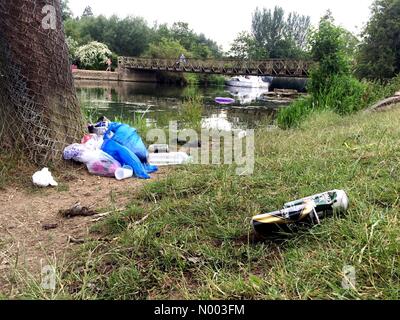 Oxford, Oxfordshire, Regno Unito. 02Luglio, 2015. Non così bella vista panoramica. Cestino a sinistra lungo il fiume Tamigi nel porto prato, Oxford dopo il giorno più caldo dell'anno. Prato Porta è antica commonland e un posto popolare per i momenti di relax. Credito: Sidney Bruere/StockimoNews/Alamy Live News Foto Stock