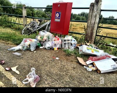 Oxford, Oxfordshire, Regno Unito. 02Luglio, 2015. Non così bella vista panoramica. Cestino a sinistra porta a Prato, Oxford dopo il giorno più caldo dell'anno. Prato Porta è antica commonland e un posto popolare per i momenti di relax. Credito: Sidney Bruere/StockimoNews/Alamy Live News Foto Stock