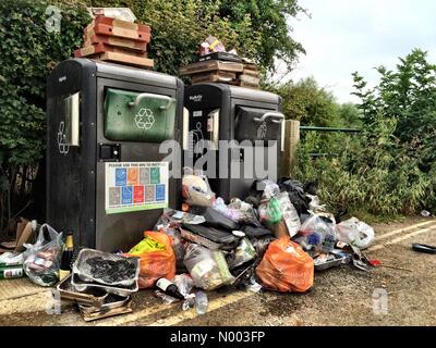 Oxford, Oxfordshire, Regno Unito. 02Luglio, 2015. Non così bella vista panoramica. Cestino a sinistra porta a Prato, Oxford dopo il giorno più caldo dell'anno. Prato Porta è antica commonland e un posto popolare per i momenti di relax. Credito: Sidney Bruere/StockimoNews/Alamy Live News Foto Stock