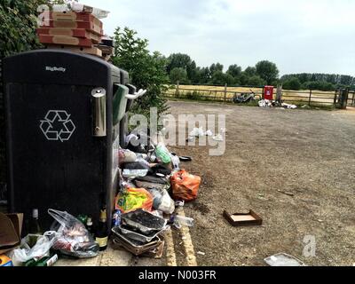 Oxford, Oxfordshire, Regno Unito. 02Luglio, 2015. Non così bella vista panoramica. Cestino a sinistra porta a Prato, Oxford dopo il giorno più caldo dell'anno. Prato Porta è antica commonland e un posto popolare per i momenti di relax. Credito: Sidney Bruere/StockimoNews/Alamy Live News Foto Stock