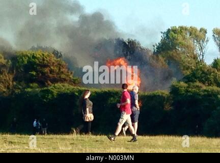 Southport, Merseyside, Regno Unito. Il 15 luglio 2015. Southport Pleasureland sul fuoco. Pleasureland a Southport con grandi pennacchi di fumo e fuoco. L'attrazione è di proprietà di Norman Walli Credit: © Cernan Elias/StockimoNews/Alamy Live News Foto Stock