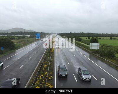 Highbridge, Somerset, Regno Unito. Il 24 luglio, 2015. M5 Burnham. Il 24 luglio 2015. Regno Unito meteo. I vacanzieri in direzione sud-ovest in heavy rain. Credito: Simon Yates/StockimoNews/Alamy Live News Foto Stock