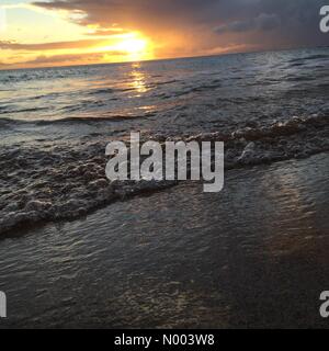 Lahaina, Hawaii, Stati Uniti d'America. 23 Luglio, 2015. Tramonto in Maui Credito: aliyahgiraffe/StockimoNews/Alamy Live News Foto Stock