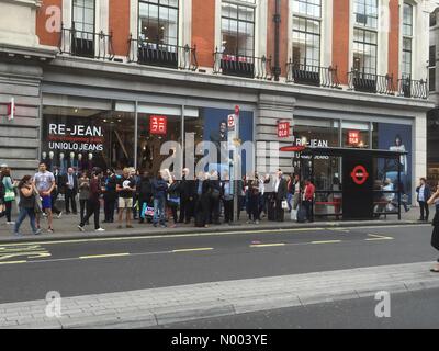 Londra, Regno Unito. 06 Ago, 2015. Tubo di Londra sciopero: un sacco di persone in coda per gli autobus di Oxford Street. Credito: Lee Moran/StockimoNews/Alamy Live News Foto Stock