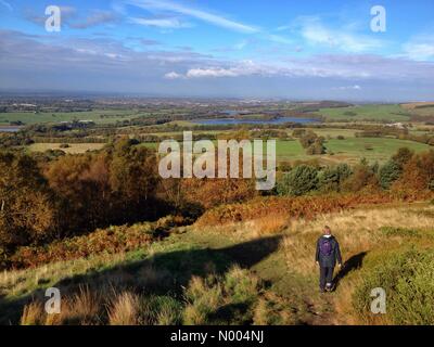 Regno Unito meteo 19 Ottobre. Bella soleggiata giornata autunnale a Rivington in Lancashire. Camminare guardando verso Chorley Foto Stock