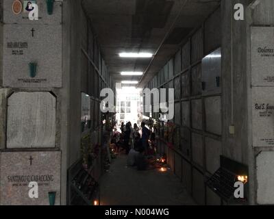 A. Bonifacio Ave, La Loma a Quezon City, Metro Manila, Filippine. 01 Nov, 2015. " Appartamento tipo' tombe all'interno di Manila cimitero. Circa 2 milioni di filippini che vivono in Metro Manila accorrevano a Manila Nord cimitero il 1 novembre 2015 a visitare le tombe dei loro cari defunti. Credito: Sherbien Dacalanio/StockimoNews/Alamy Live News Foto Stock