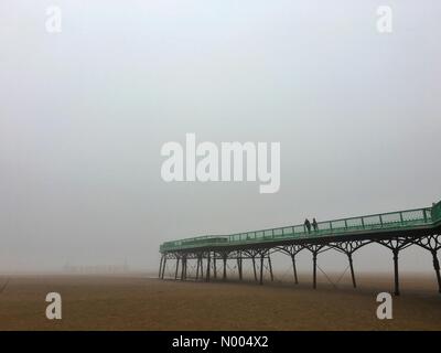 Meteo del Regno Unito il 1 novembre. Nebbioso giorno sulla spiaggia di Lytham St Annes in Lancashire. Foto Stock
