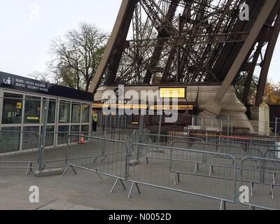 Parigi, Francia. 14 Novembre, 2015. Parigi dopo gli attacchi terroristici. Eiffel Tower chiuso 14 nov, 2015 Credit: Aija Lehtonen / StockimoNews/Alamy Live News Foto Stock