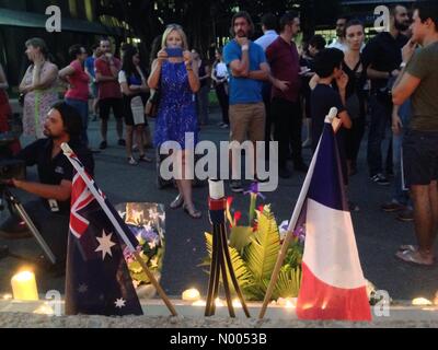 Darwin, in Australia. 16 Novembre, 2015. Commemorazione per l'13 novembre 2016 Parigi attacco terroristico - Darwin, Territorio del Nord, l'Australia - 2015/11/16 - Credito: Regis Martin / StockimoNews/Alamy Live News Foto Stock