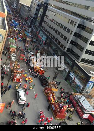 Rue Ste-Catherine O, Montréal, Québec, Canada. Xxi Nov, 2015. Santa Claus Parade 2015 - Montreal, QC, Canada. Novembre 21, 2015. Credit: Ali Alshammasi/StockimoNews/Alamy Live News Foto Stock