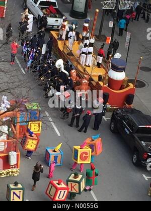 Rue Ste-Catherine O, Montréal, Québec, Canada. Xxi Nov, 2015. Santa Claus Parade 2015 - Montreal, QC, Canada. Novembre 21, 2015. Credit: Ali Alshammasi/StockimoNews/Alamy Live News Foto Stock